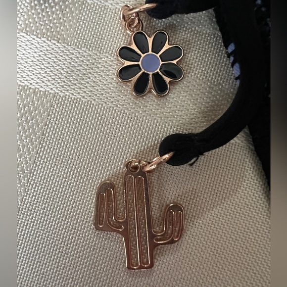 Victoria's Secret Lace & Daisy print Side Tie bikini bottom in Medium - NWT - Picture 5 of 11